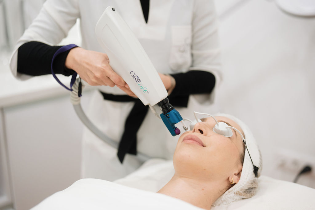 Tratamiento facial con láser Harmony XL Pro en Cosmeceutical Center, Sevilla