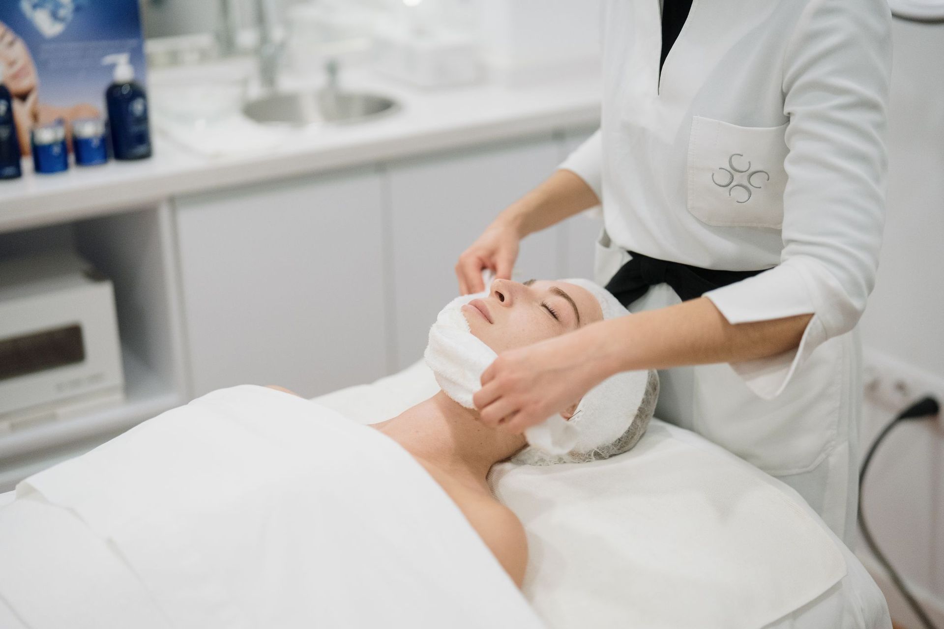 Esteticista realizando un tratamiento facial