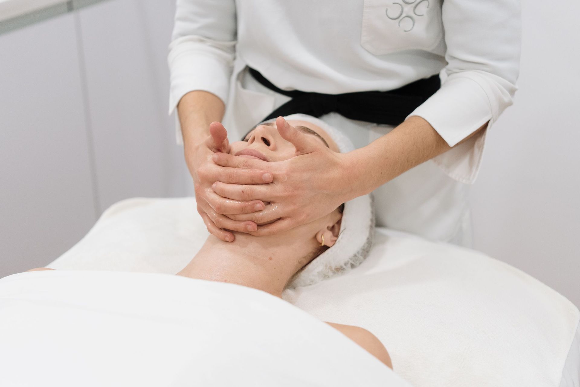 Masaje facial en cabina