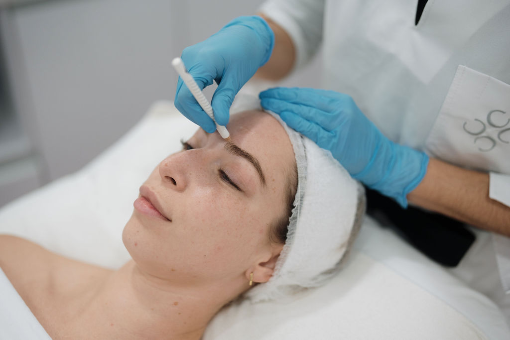 Tratamiento facial de cabina iS Clinical en Cosmeceutical Center Sevilla