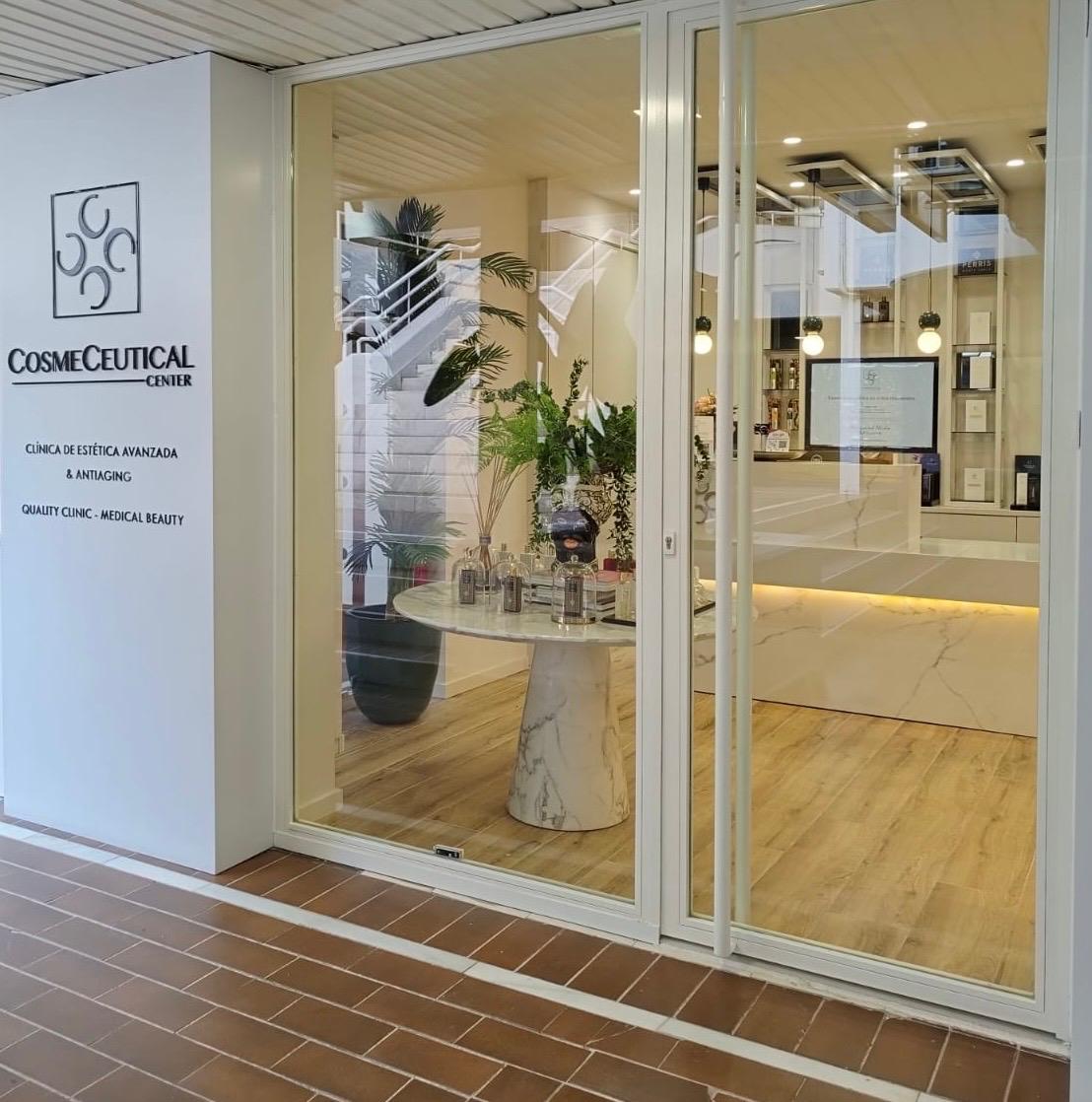 Entrada de Cosmeceutical Center, clínica de estética avanzada en C/ Rioja 25, Sevilla