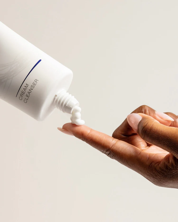 Cream Cleanser de la marca Is Clinical: Mostrar textura del producto echando la crema sobre un dedo