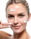 Cream Cleanser de la marca Is Clinical: Aplicación del producto en cara (mujer)