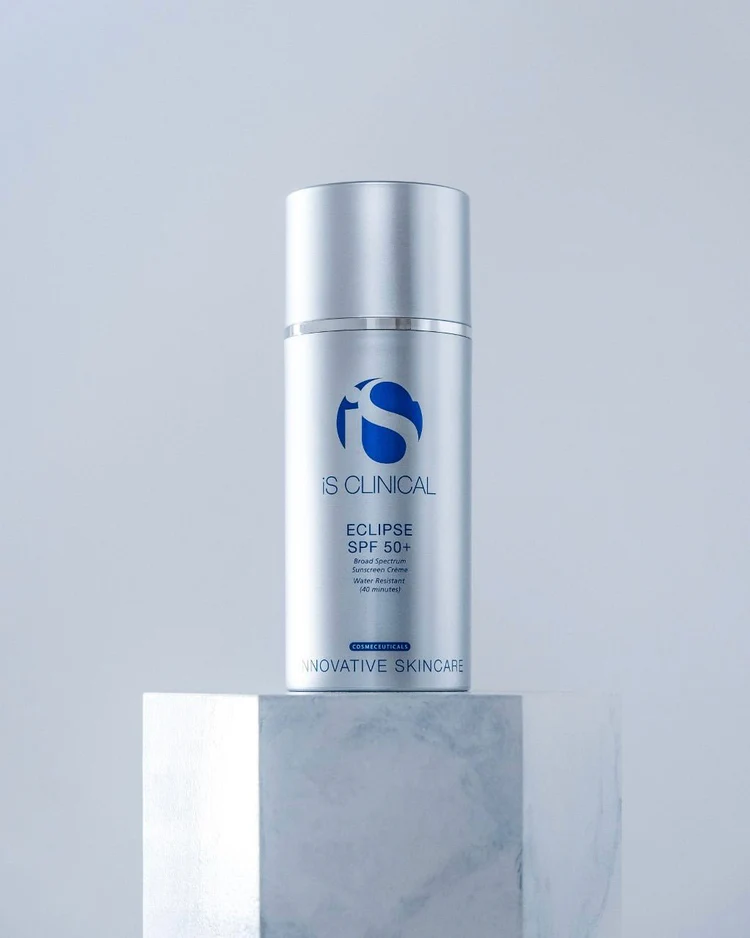 ECLIPSE SPF 50+ de la marca Is Clinical: Mostrar producto sobre una base de marmol y fondo gris