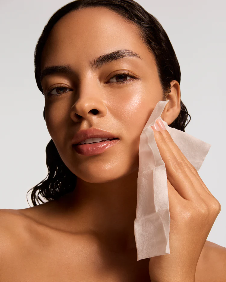 Extra Strength Active Peel Brightening System de la marca Is Clinical: Aplicación del producto en cara (mujer)