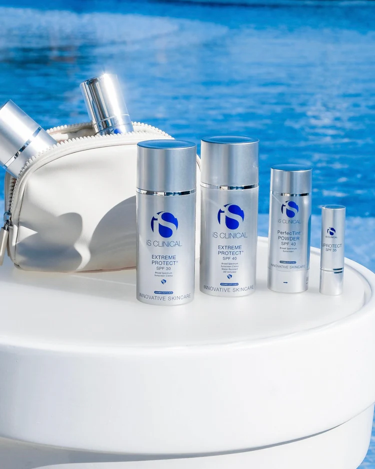 Extreme Protect SPF 30 de la marca Is Clinical: Mostrar producto junto a otros de Is Clinical con una piscina de fondo para el calor