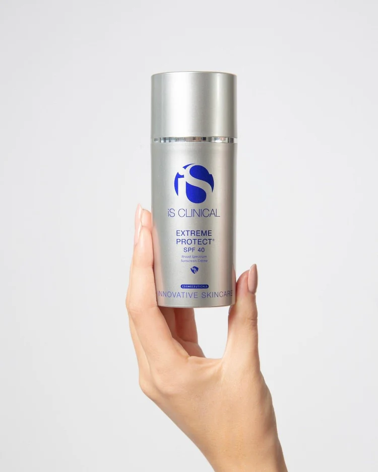 Extreme Protect SPF 40 de la marca Is Clinical: Mostrar producto en la mano para ver el tamaño