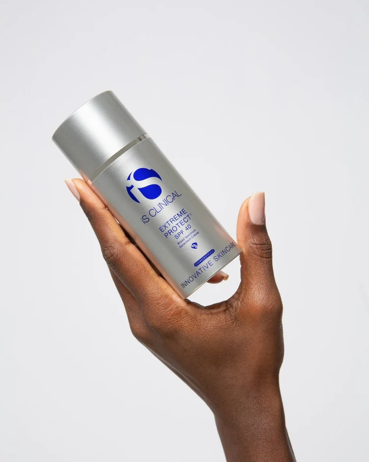 Extreme Protect SPF 40 de la marca Is Clinical: Mostrar producto para ver el tamaño del bote