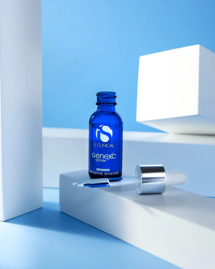 Genexc Serum de la marca Is Clinical: Mostrar producto abierto