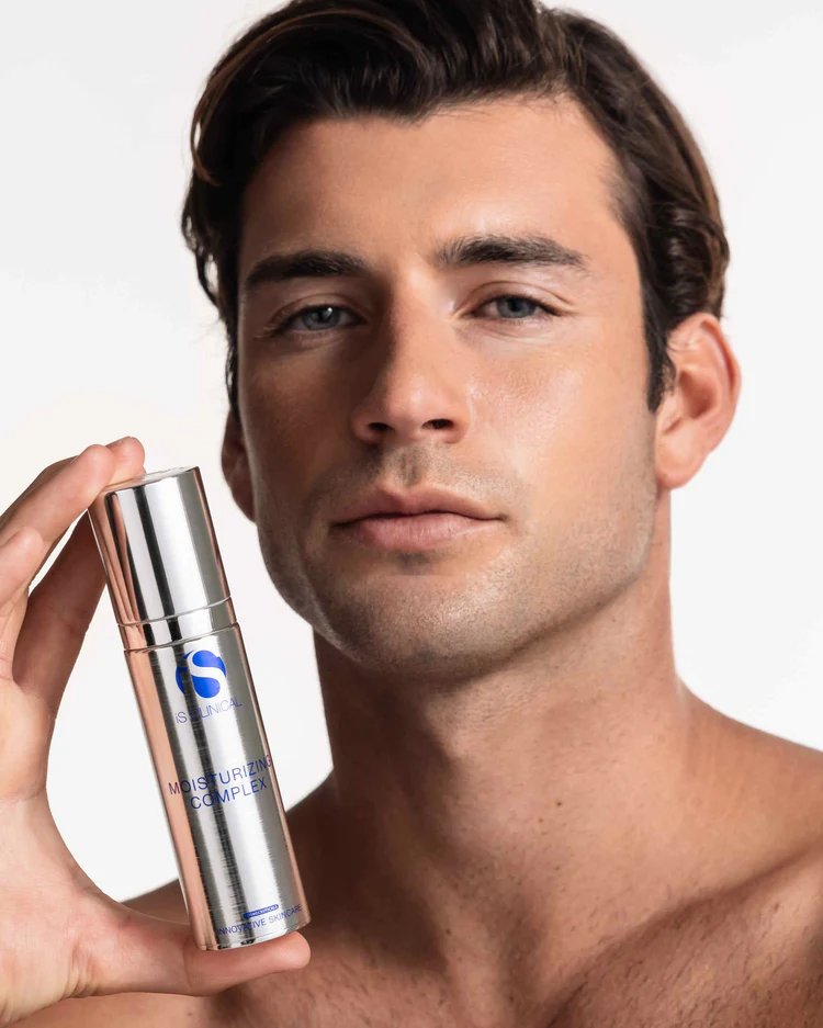 Moisturizing Complex de la marca Is Clinical: Mostrar producto en mano (hombre)