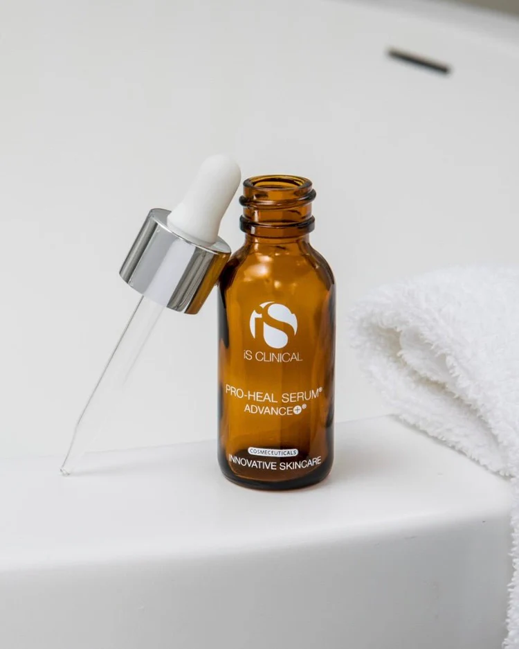 Pro-Heal Serum Advance+ de la marca Is Clinical: Mostrar producto abierto