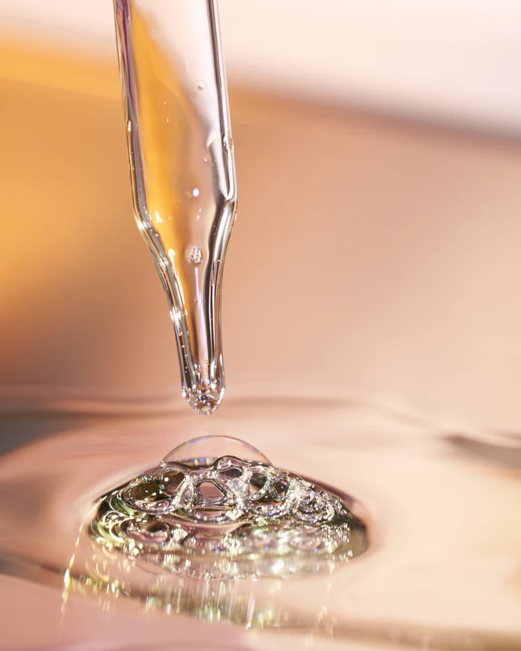 Super Serum Advance+ de la marca Is Clinical: Mostrar textura del producto