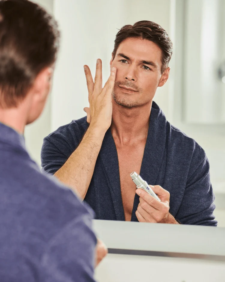 Youth Eye Complex de la marca Is Clinical: Aplicación de producto en contorno de ojos