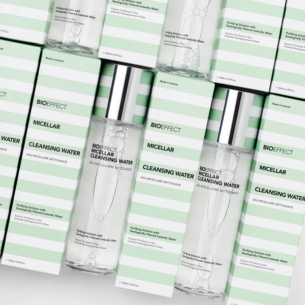 Micellar Cleansing Water de la marca Bioeffect: Recipiente con envase