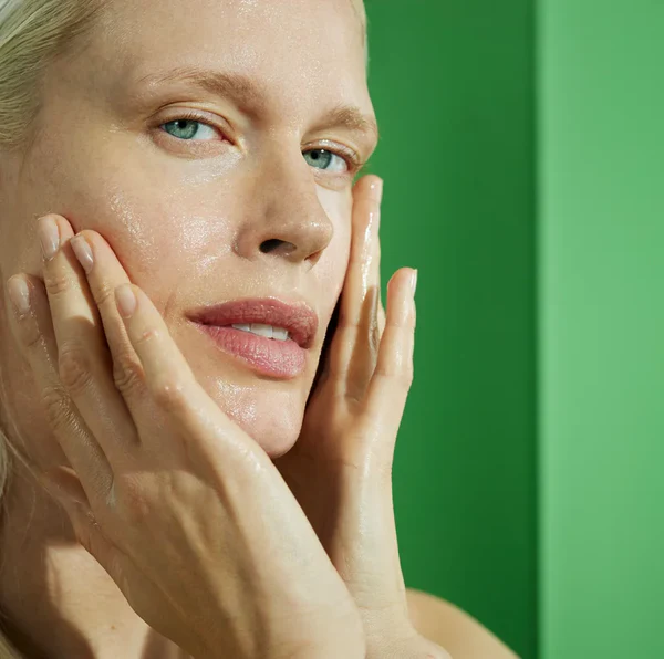 Bioeffect Facial Cleanser de la marca Bioeffect: Aplicación en cara