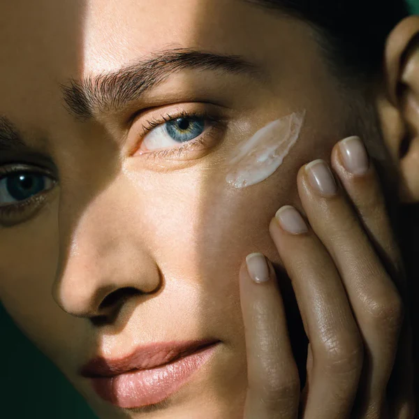 EGF Power Eye Cream de la marca Bioeffect: Aplicación en cara