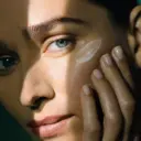 EGF Power Eye Cream de la marca Bioeffect: Aplicación en cara