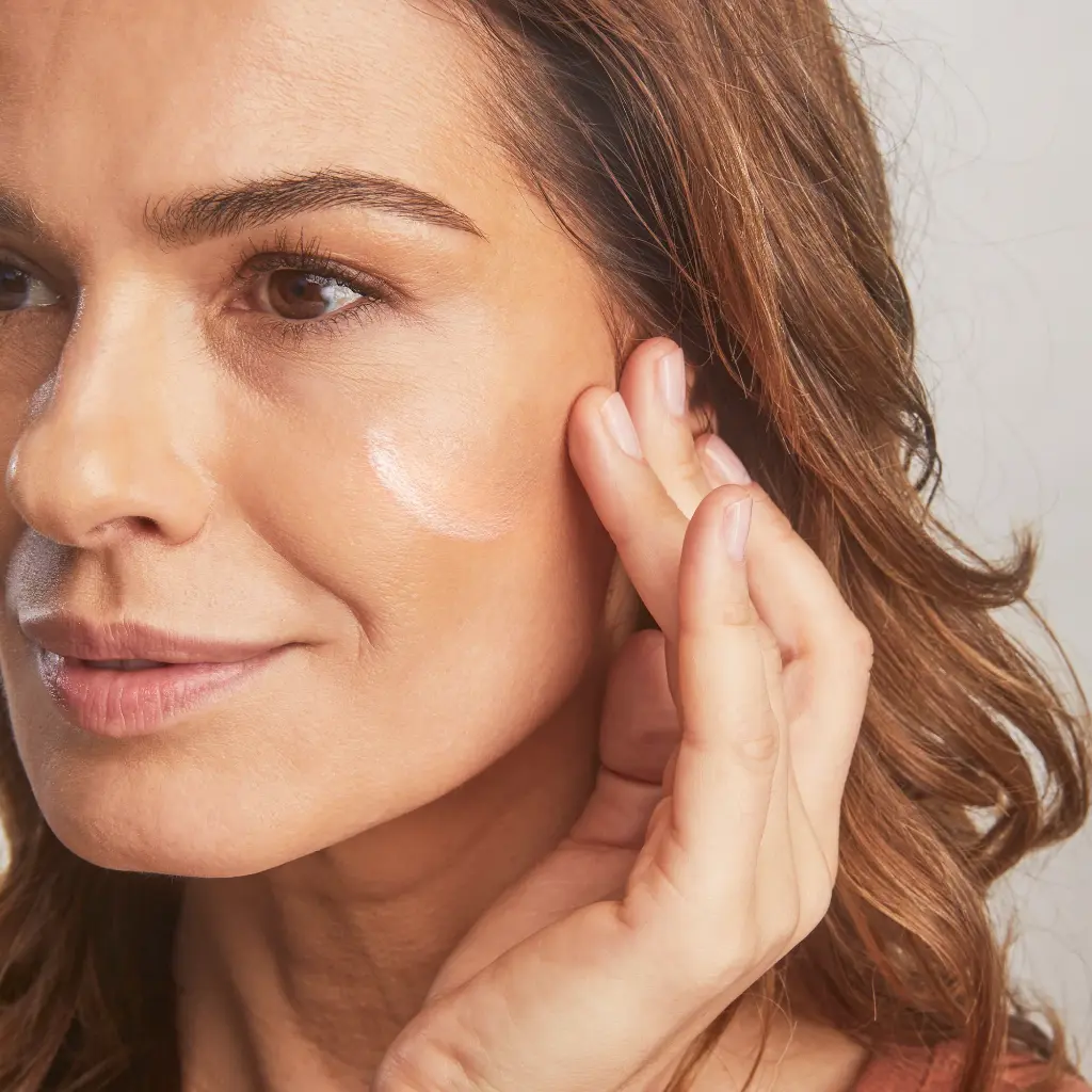 Total Protection® No-Show Mineral Sunscreen SPF 50 de la marca Colorscience: Aplicación en cara mujer