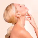 Neck & Décolleté repair Sculpt + Brighten + Even Ou de la marca Haute Custom Beauty: Aplicación