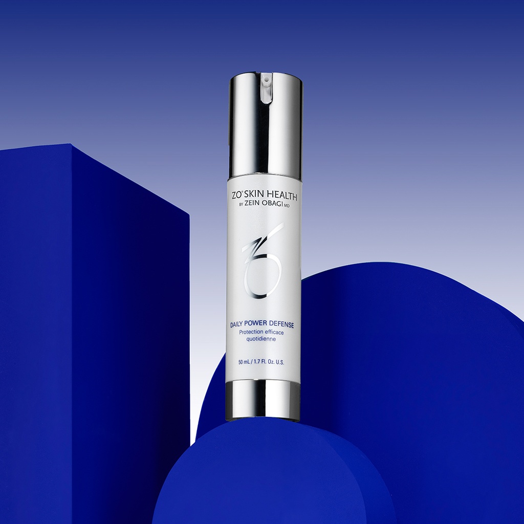 Daily Power Defense de la marca ZO SKIN HEALTH: Producto sobre geometría azul