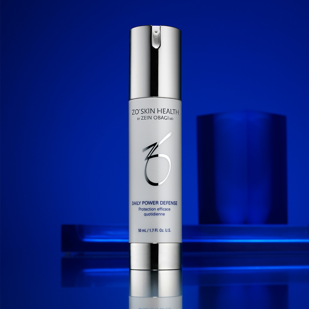 Daily Power Defense de la marca ZO SKIN HEALTH: Producto con fondo azul