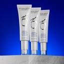 Rozatrol de la marca ZO SKIN HEALTH: Productos sobre fondo azul