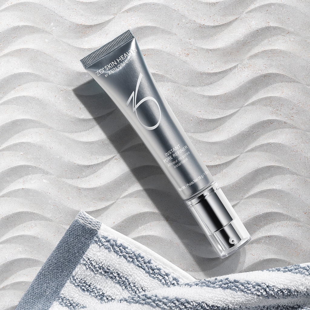Instant Pore Refiner de la marca ZO SKIN HEALTH: Producto con textura sobre fondo con textura arenosa
