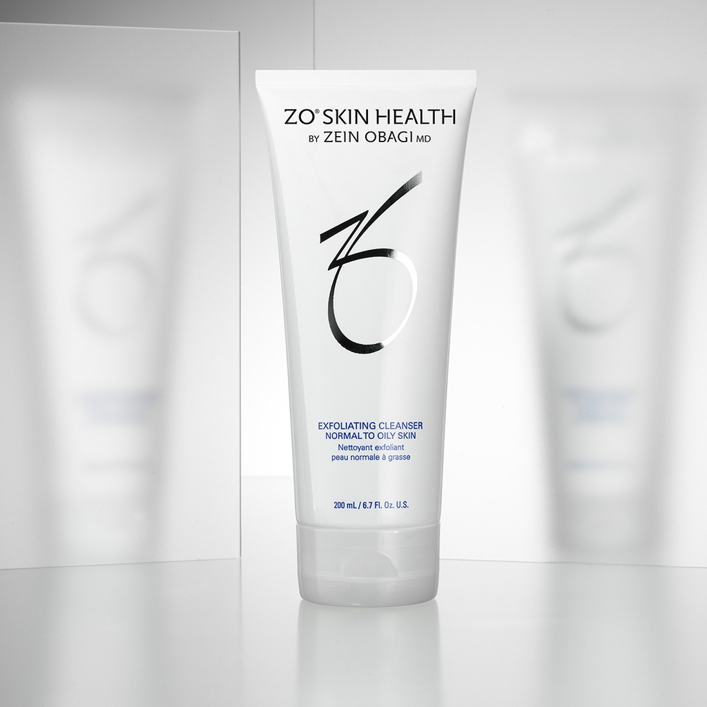 Exfoliating Cleanser de la marca ZO SKIN HEALTH: Producto sobre fondo gris en espejo con blur