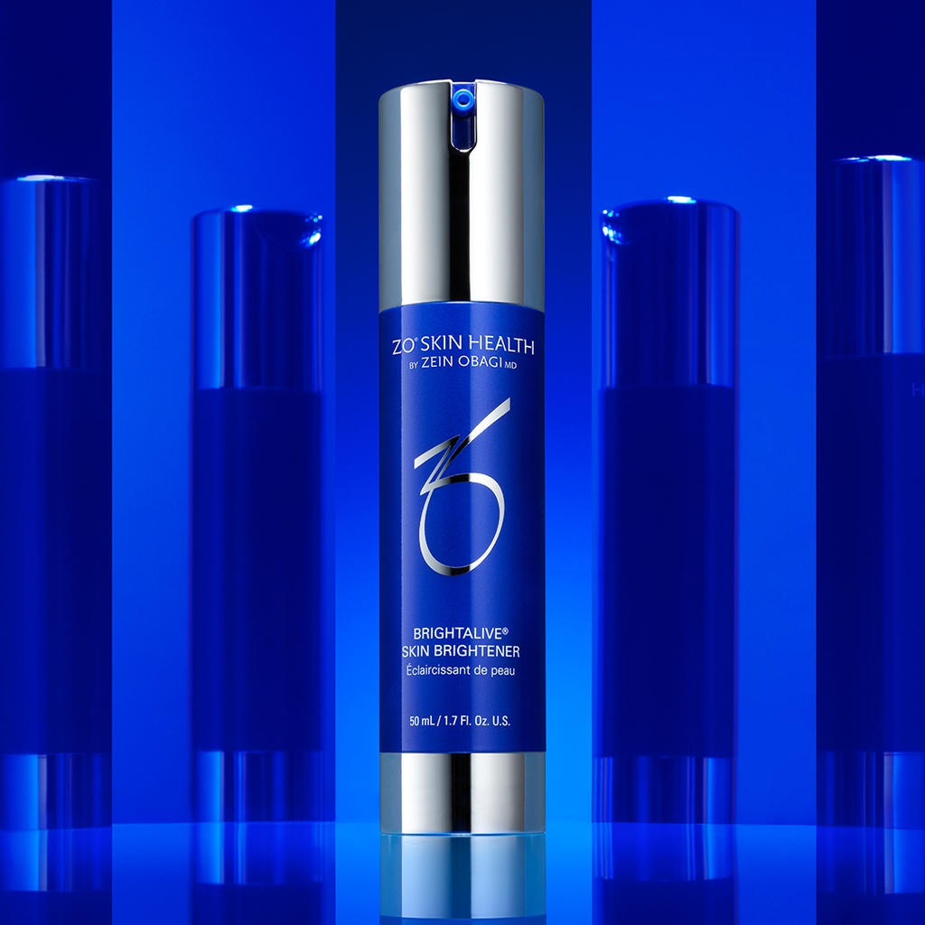 Brightalive de la marca ZO SKIN HEALTH: Producto sobre fondo azul en espejo