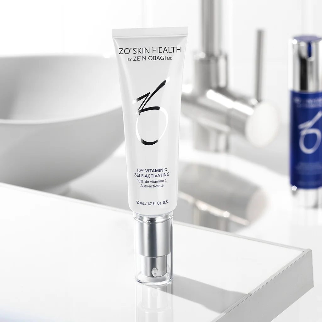 10% Vitamin C de la marca ZO SKIN HEALTH: Producto tumbado sobre fondo cielo