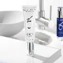 10% Vitamin C de la marca ZO SKIN HEALTH: Producto tumbado sobre fondo cielo