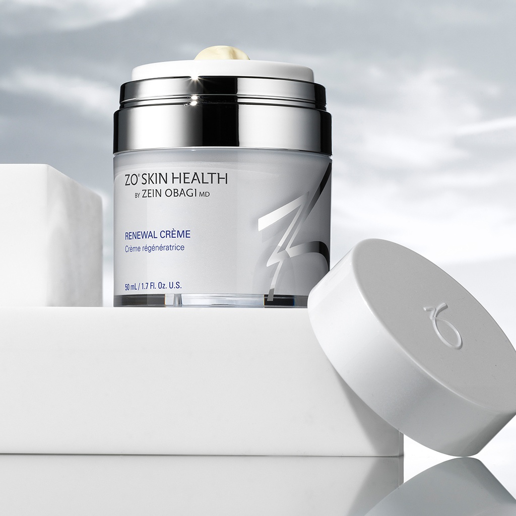 Renewal Creme de la marca ZO SKIN HEALTH: Producto sobre geometría blanca con fondo cielo