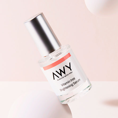 Vitamin Tree Brightening Serum de la marca AWY: Producto vista frontal con fondo esferas tonos pastel