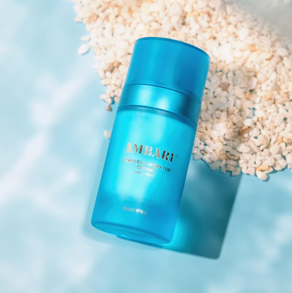 Complex 4 Hydrator Cream de la marca AMBARI: Producto vista superior con fondo acuático con piedras