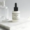SERUM N°4 - Anti-spots & Lightener de la marca Codage: Producto sombre fondo con materiales acabados en cuarzo