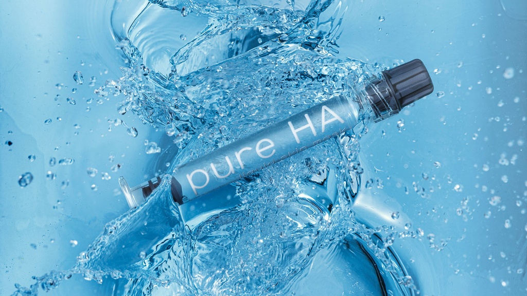 Pure HA de la marca Croma: Producto sobre fondo acuoso