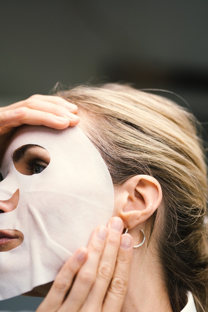 Hyaluronic Acid Face Mask de la marca croma: Aplicación del producto en cara