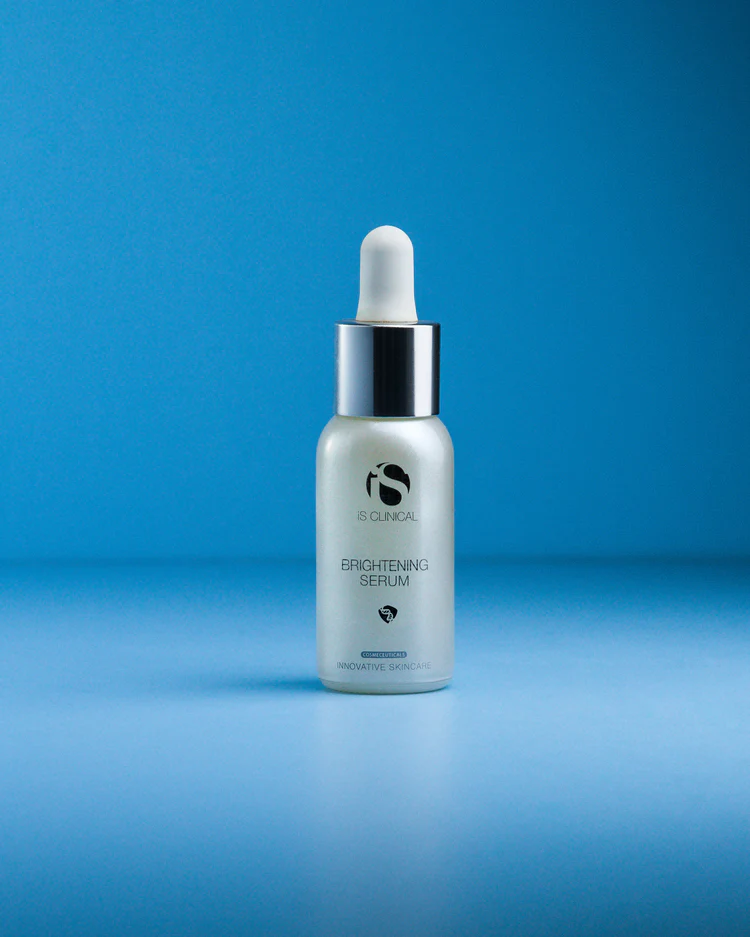 Brightening Serum de la marca Is Clinical: Mostrar producto sobre fondo azul