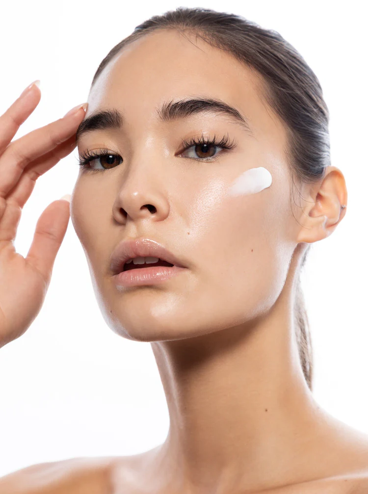 Cleansing Complex Polish de la marca Is Clinical: Mostrar textura de producto en cara (mujer)